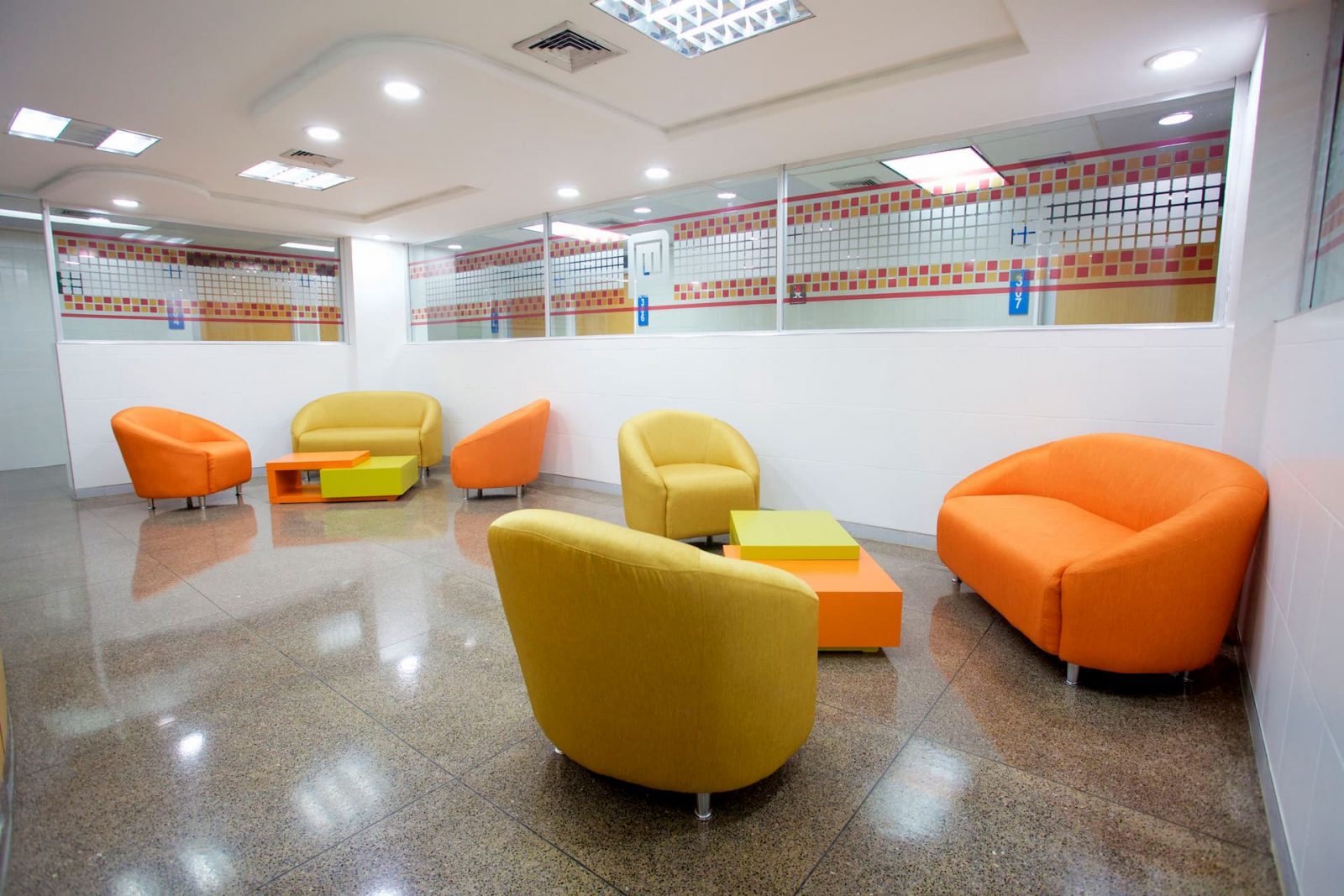 Servicio de Atención Integral Sala de Espera Pasillo de consultorios Policlínica Metropolitana