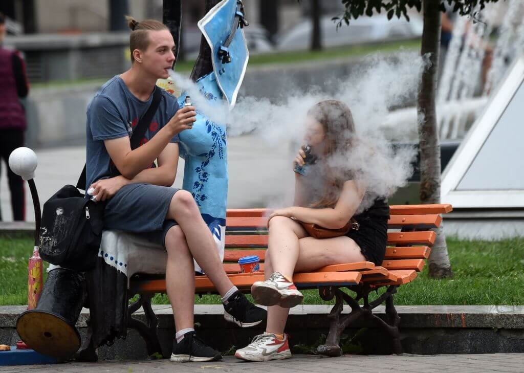 Chicos vapeando