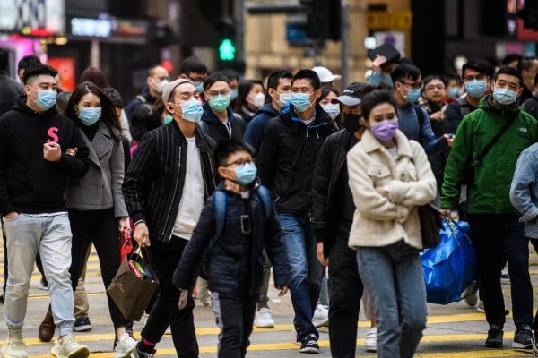 Personas usando tapabocas en las calles de China por riesgo de coronavirus