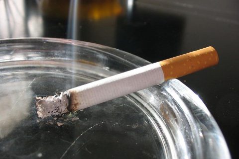 Cigarrillo posado en un cenicero