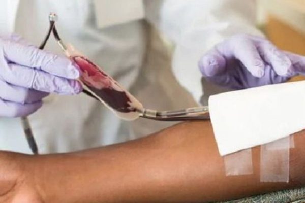 Un brazo recibiendo una transfusión de sangre