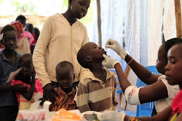 Niños siendo vacunados para evita paludismo