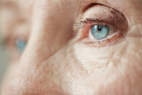 Ojos azules de una persona de edad avanzada