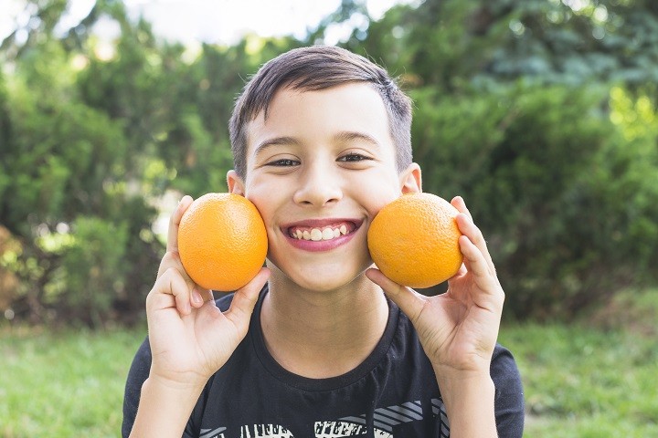 La vitamina C es bueno para la nutrición en niños