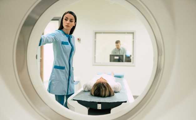 Mujer se realiza una tomografía cerebral