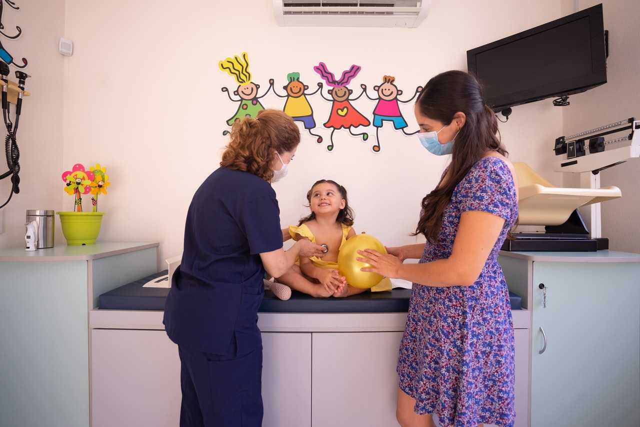 Pediatra realizando un diagnóstico en la emergencia pediátrica