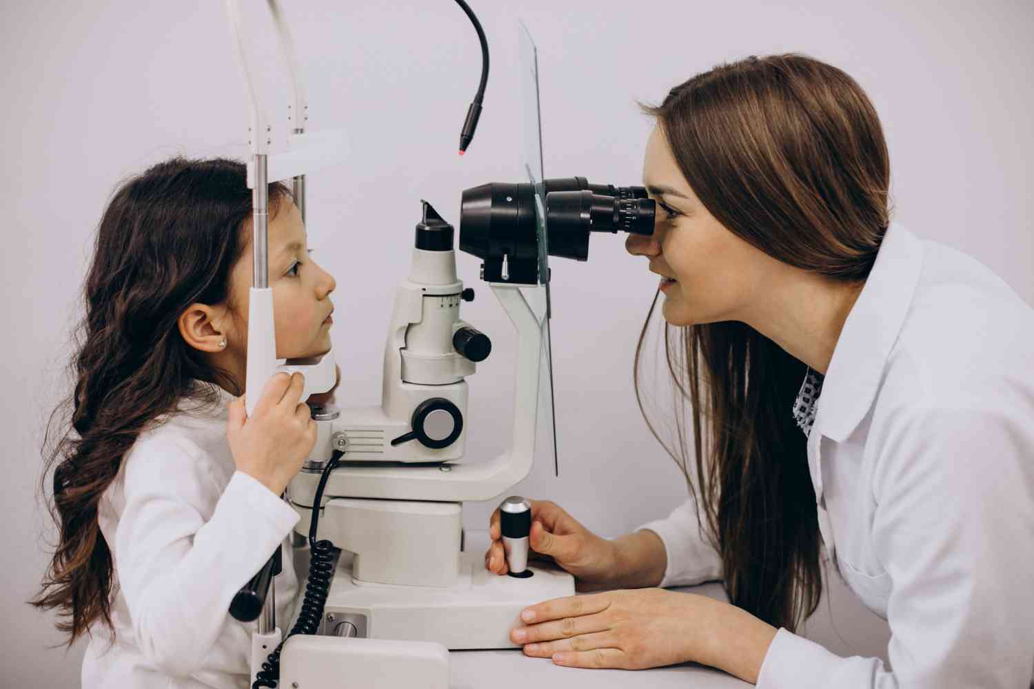 Cita con oftalmólogo para tratar los problemas de la vista en niños