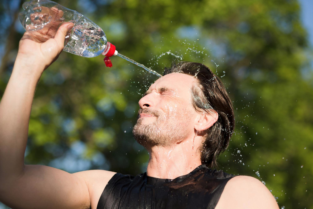 Hombre mediana edad sosteniendo botella de agua 