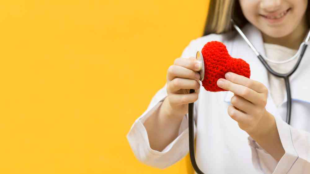  niña con estetoscopio y corazón tejido